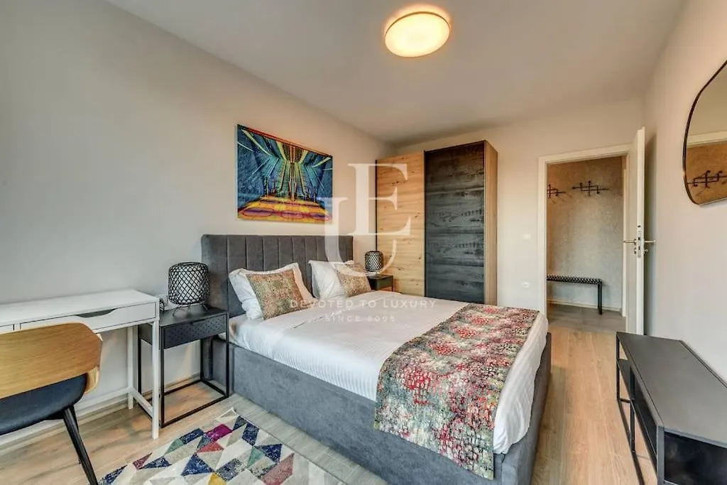 Madrid: A Modern 2-Bedroom Apartment With Parking Sofía 0*,